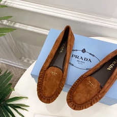 PRADA 普拉达 26𝐬𝐬 🌈2026春夏新品 专柜走秀款 经典字母褶皱平底乐福鞋系列〰◽鞋面:原版 PRADA 普拉达 26𝐬𝐬 🌈2026春夏新品 专柜走秀款 经典字母褶皱平底乐福鞋系列〰◽鞋面:原版