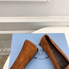 PRADA 普拉达 26𝐬𝐬 🌈2026春夏新品 专柜走秀款 经典字母褶皱平底乐福鞋系列〰◽鞋面:原版 PRADA 普拉达 26𝐬𝐬 🌈2026春夏新品 专柜走秀款 经典字母褶皱平底乐福鞋系列〰◽鞋面:原版
