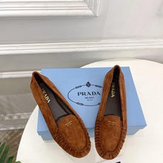 PRADA 普拉达 26𝐬𝐬 🌈2026春夏新品 专柜走秀款 经典字母褶皱平底乐福鞋系列〰◽鞋面:原版 PRADA 普拉达 26𝐬𝐬 🌈2026春夏新品 专柜走秀款 经典字母褶皱平底乐福鞋系列〰◽鞋面:原版