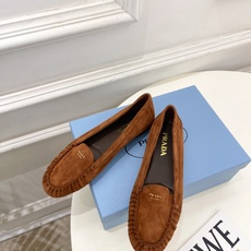 PRADA 普拉达 26𝐬𝐬 🌈2026春夏新品 专柜走秀款 经典字母褶皱平底乐福鞋系列〰◽鞋面:原版 PRADA 普拉达 26𝐬𝐬 🌈2026春夏新品 专柜走秀款 经典字母褶皱平底乐福鞋系列〰◽鞋面:原版