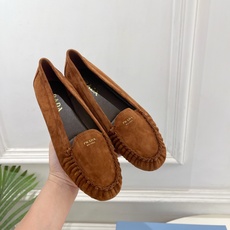 PRADA 普拉达 26𝐬𝐬 🌈2026春夏新品 专柜走秀款 经典字母褶皱平底乐福鞋系列〰◽鞋面:原版 PRADA 普拉达 26𝐬𝐬 🌈2026春夏新品 专柜走秀款 经典字母褶皱平底乐福鞋系列〰◽鞋面:原版