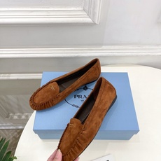 PRADA 普拉达 26𝐬𝐬 🌈2026春夏新品 专柜走秀款 经典字母褶皱平底乐福鞋系列〰◽鞋面:原版 PRADA 普拉达 26𝐬𝐬 🌈2026春夏新品 专柜走秀款 经典字母褶皱平底乐福鞋系列〰◽鞋面:原版