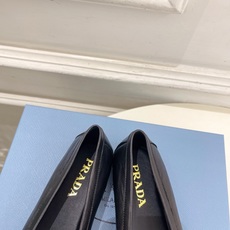 PRADA 普拉达 26𝐬𝐬 🌈2026春夏新品 专柜走秀款 经典字母褶皱平底乐福鞋系列〰◽鞋面:原版 PRADA 普拉达 26𝐬𝐬 🌈2026春夏新品 专柜走秀款 经典字母褶皱平底乐福鞋系列〰◽鞋面:原版