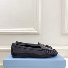 PRADA 普拉达 26𝐬𝐬 🌈2026春夏新品 专柜走秀款 经典字母褶皱平底乐福鞋系列〰◽鞋面:原版 PRADA 普拉达 26𝐬𝐬 🌈2026春夏新品 专柜走秀款 经典字母褶皱平底乐福鞋系列〰◽鞋面:原版