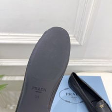 PRADA 普拉达 26𝐬𝐬 🌈2026春夏新品 专柜走秀款 经典字母褶皱平底乐福鞋系列〰◽鞋面:原版 PRADA 普拉达 26𝐬𝐬 🌈2026春夏新品 专柜走秀款 经典字母褶皱平底乐福鞋系列〰◽鞋面:原版