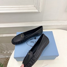 PRADA 普拉达 26𝐬𝐬 🌈2026春夏新品 专柜走秀款 经典字母褶皱平底乐福鞋系列〰◽鞋面:原版 PRADA 普拉达 26𝐬𝐬 🌈2026春夏新品 专柜走秀款 经典字母褶皱平底乐福鞋系列〰◽鞋面:原版