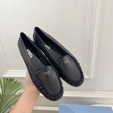 PRADA 普拉达 26𝐬𝐬 🌈2026春夏新品 专柜走秀款 经典字母褶皱平底乐福鞋系列〰◽鞋面:原版 PRADA 普拉达 26𝐬𝐬 🌈2026春夏新品 专柜走秀款 经典字母褶皱平底乐福鞋系列〰◽鞋面:原版