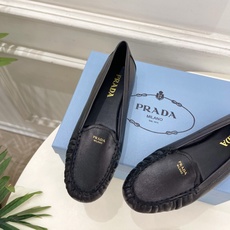 PRADA 普拉达 26𝐬𝐬 🌈2026春夏新品 专柜走秀款 经典字母褶皱平底乐福鞋系列〰◽鞋面:原版 PRADA 普拉达 26𝐬𝐬 🌈2026春夏新品 专柜走秀款 经典字母褶皱平底乐福鞋系列〰◽鞋面:原版