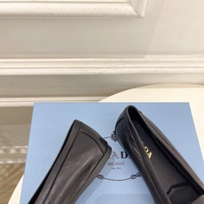 PRADA 普拉达 26𝐬𝐬 🌈2026春夏新品 专柜走秀款 经典字母褶皱平底乐福鞋系列〰◽鞋面:原版 PRADA 普拉达 26𝐬𝐬 🌈2026春夏新品 专柜走秀款 经典字母褶皱平底乐福鞋系列〰◽鞋面:原版
