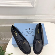 PRADA 普拉达 26𝐬𝐬 🌈2026春夏新品 专柜走秀款 经典字母褶皱平底乐福鞋系列〰◽鞋面:原版 PRADA 普拉达 26𝐬𝐬 🌈2026春夏新品 专柜走秀款 经典字母褶皱平底乐福鞋系列〰◽鞋面:原版