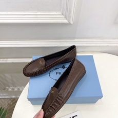 PRADA 普拉达 26𝐬𝐬 🌈2026春夏新品 专柜走秀款 经典字母褶皱平底乐福鞋系列〰◽鞋面:原版 PRADA 普拉达 26𝐬𝐬 🌈2026春夏新品 专柜走秀款 经典字母褶皱平底乐福鞋系列〰◽鞋面:原版