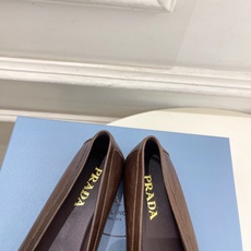 PRADA 普拉达 26𝐬𝐬 🌈2026春夏新品 专柜走秀款 经典字母褶皱平底乐福鞋系列〰◽鞋面:原版 PRADA 普拉达 26𝐬𝐬 🌈2026春夏新品 专柜走秀款 经典字母褶皱平底乐福鞋系列〰◽鞋面:原版