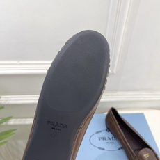 PRADA 普拉达 26𝐬𝐬 🌈2026春夏新品 专柜走秀款 经典字母褶皱平底乐福鞋系列〰◽鞋面:原版 PRADA 普拉达 26𝐬𝐬 🌈2026春夏新品 专柜走秀款 经典字母褶皱平底乐福鞋系列〰◽鞋面:原版