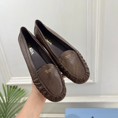 PRADA 普拉达 26𝐬𝐬 🌈2026春夏新品 专柜走秀款 经典字母褶皱平底乐福鞋系列〰◽鞋面:原版 PRADA 普拉达 26𝐬𝐬 🌈2026春夏新品 专柜走秀款 经典字母褶皱平底乐福鞋系列〰◽鞋面:原版