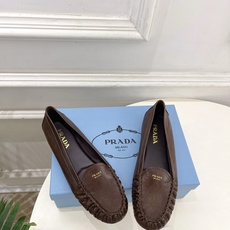 PRADA 普拉达 26𝐬𝐬 🌈2026春夏新品 专柜走秀款 经典字母褶皱平底乐福鞋系列〰◽鞋面:原版 PRADA 普拉达 26𝐬𝐬 🌈2026春夏新品 专柜走秀款 经典字母褶皱平底乐福鞋系列〰◽鞋面:原版
