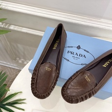 PRADA 普拉达 26𝐬𝐬 🌈2026春夏新品 专柜走秀款 经典字母褶皱平底乐福鞋系列〰◽鞋面:原版 PRADA 普拉达 26𝐬𝐬 🌈2026春夏新品 专柜走秀款 经典字母褶皱平底乐福鞋系列〰◽鞋面:原版