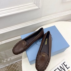 PRADA 普拉达 26𝐬𝐬 🌈2026春夏新品 专柜走秀款 经典字母褶皱平底乐福鞋系列〰◽鞋面:原版 PRADA 普拉达 26𝐬𝐬 🌈2026春夏新品 专柜走秀款 经典字母褶皱平底乐福鞋系列〰◽鞋面:原版
