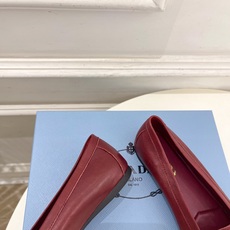 PRADA 普拉达 26𝐬𝐬 🌈2026春夏新品 专柜走秀款 经典字母褶皱平底乐福鞋系列〰◽鞋面:原版 PRADA 普拉达 26𝐬𝐬 🌈2026春夏新品 专柜走秀款 经典字母褶皱平底乐福鞋系列〰◽鞋面:原版