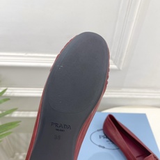 PRADA 普拉达 26𝐬𝐬 🌈2026春夏新品 专柜走秀款 经典字母褶皱平底乐福鞋系列〰◽鞋面:原版 PRADA 普拉达 26𝐬𝐬 🌈2026春夏新品 专柜走秀款 经典字母褶皱平底乐福鞋系列〰◽鞋面:原版