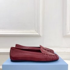 PRADA 普拉达 26𝐬𝐬 🌈2026春夏新品 专柜走秀款 经典字母褶皱平底乐福鞋系列〰◽鞋面:原版 PRADA 普拉达 26𝐬𝐬 🌈2026春夏新品 专柜走秀款 经典字母褶皱平底乐福鞋系列〰◽鞋面:原版