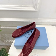 PRADA 普拉达 26𝐬𝐬 🌈2026春夏新品 专柜走秀款 经典字母褶皱平底乐福鞋系列〰◽鞋面:原版 PRADA 普拉达 26𝐬𝐬 🌈2026春夏新品 专柜走秀款 经典字母褶皱平底乐福鞋系列〰◽鞋面:原版