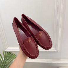 PRADA 普拉达 26𝐬𝐬 🌈2026春夏新品 专柜走秀款 经典字母褶皱平底乐福鞋系列〰◽鞋面:原版 PRADA 普拉达 26𝐬𝐬 🌈2026春夏新品 专柜走秀款 经典字母褶皱平底乐福鞋系列〰◽鞋面:原版
