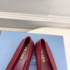 PRADA 普拉达 26𝐬𝐬 🌈2026春夏新品 专柜走秀款 经典字母褶皱平底乐福鞋系列〰◽鞋面:原版 PRADA 普拉达 26𝐬𝐬 🌈2026春夏新品 专柜走秀款 经典字母褶皱平底乐福鞋系列〰◽鞋面:原版