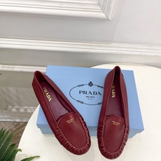 PRADA 普拉达 26𝐬𝐬 🌈2026春夏新品 专柜走秀款 经典字母褶皱平底乐福鞋系列〰◽鞋面:原版 PRADA 普拉达 26𝐬𝐬 🌈2026春夏新品 专柜走秀款 经典字母褶皱平底乐福鞋系列〰◽鞋面:原版