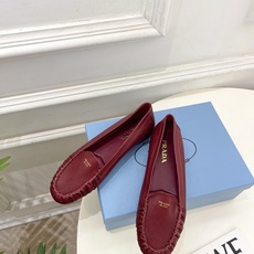PRADA 普拉达 26𝐬𝐬 🌈2026春夏新品 专柜走秀款 经典字母褶皱平底乐福鞋系列〰◽鞋面:原版 PRADA 普拉达 26𝐬𝐬 🌈2026春夏新品 专柜走秀款 经典字母褶皱平底乐福鞋系列〰◽鞋面:原版