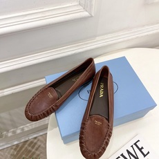PRADA 普拉达 26𝐬𝐬 🌈2026春夏新品 专柜走秀款 经典字母褶皱平底乐福鞋系列〰◽鞋面:原版 PRADA 普拉达 26𝐬𝐬 🌈2026春夏新品 专柜走秀款 经典字母褶皱平底乐福鞋系列〰◽鞋面:原版