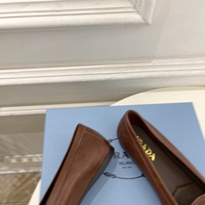 PRADA 普拉达 26𝐬𝐬 🌈2026春夏新品 专柜走秀款 经典字母褶皱平底乐福鞋系列〰◽鞋面:原版 PRADA 普拉达 26𝐬𝐬 🌈2026春夏新品 专柜走秀款 经典字母褶皱平底乐福鞋系列〰◽鞋面:原版