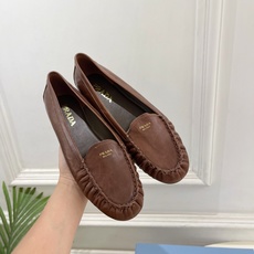 PRADA 普拉达 26𝐬𝐬 🌈2026春夏新品 专柜走秀款 经典字母褶皱平底乐福鞋系列〰◽鞋面:原版 PRADA 普拉达 26𝐬𝐬 🌈2026春夏新品 专柜走秀款 经典字母褶皱平底乐福鞋系列〰◽鞋面:原版