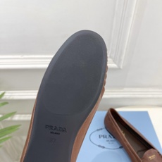 PRADA 普拉达 26𝐬𝐬 🌈2026春夏新品 专柜走秀款 经典字母褶皱平底乐福鞋系列〰◽鞋面:原版 PRADA 普拉达 26𝐬𝐬 🌈2026春夏新品 专柜走秀款 经典字母褶皱平底乐福鞋系列〰◽鞋面:原版
