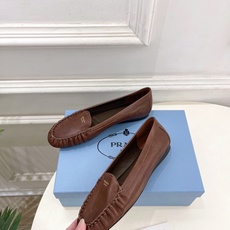 PRADA 普拉达 26𝐬𝐬 🌈2026春夏新品 专柜走秀款 经典字母褶皱平底乐福鞋系列〰◽鞋面:原版 PRADA 普拉达 26𝐬𝐬 🌈2026春夏新品 专柜走秀款 经典字母褶皱平底乐福鞋系列〰◽鞋面:原版
