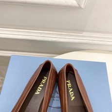 PRADA 普拉达 26𝐬𝐬 🌈2026春夏新品 专柜走秀款 经典字母褶皱平底乐福鞋系列〰◽鞋面:原版 PRADA 普拉达 26𝐬𝐬 🌈2026春夏新品 专柜走秀款 经典字母褶皱平底乐福鞋系列〰◽鞋面:原版