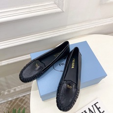 PRADA 普拉达 26𝐬𝐬 🌈2026春夏新品 专柜走秀款 经典字母褶皱平底乐福鞋系列〰◽鞋面:原版 PRADA 普拉达 26𝐬𝐬 🌈2026春夏新品 专柜走秀款 经典字母褶皱平底乐福鞋系列〰◽鞋面:原版