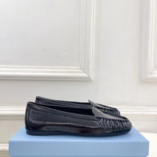 PRADA 普拉达 26𝐬𝐬 🌈2026春夏新品 专柜走秀款 经典字母褶皱平底乐福鞋系列〰◽鞋面:原版 PRADA 普拉达 26𝐬𝐬 🌈2026春夏新品 专柜走秀款 经典字母褶皱平底乐福鞋系列〰◽鞋面:原版