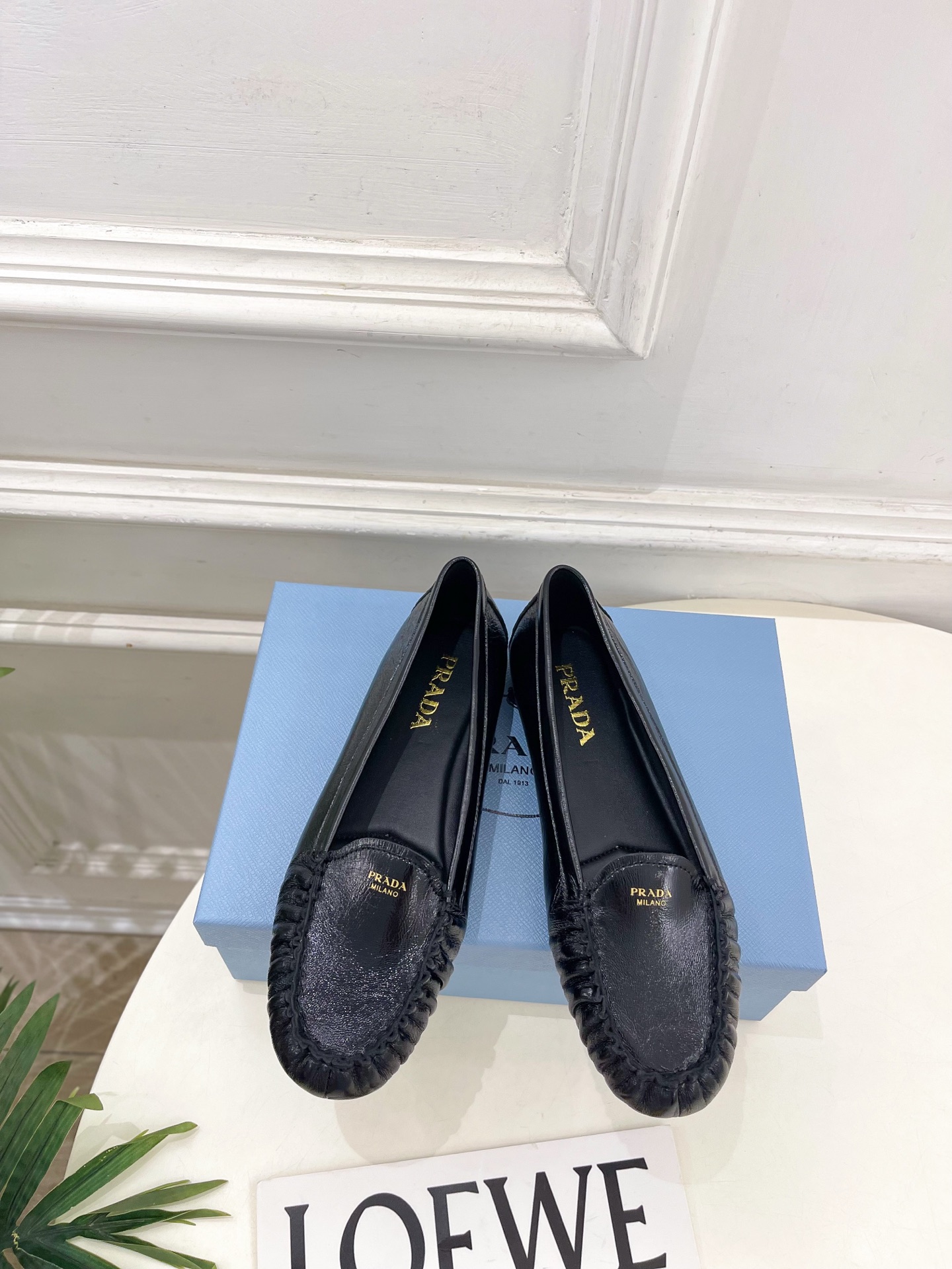 PRADA 普拉达  26𝐬𝐬 🌈2026春夏新品 专柜走秀款 经典字母褶皱平底乐福鞋系列〰◽鞋面：原版