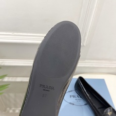 PRADA 普拉达 26𝐬𝐬 🌈2026春夏新品 专柜走秀款 经典字母褶皱平底乐福鞋系列〰◽鞋面:原版 PRADA 普拉达 26𝐬𝐬 🌈2026春夏新品 专柜走秀款 经典字母褶皱平底乐福鞋系列〰◽鞋面:原版