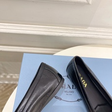 PRADA 普拉达 26𝐬𝐬 🌈2026春夏新品 专柜走秀款 经典字母褶皱平底乐福鞋系列〰◽鞋面:原版 PRADA 普拉达 26𝐬𝐬 🌈2026春夏新品 专柜走秀款 经典字母褶皱平底乐福鞋系列〰◽鞋面:原版