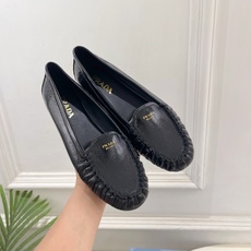 PRADA 普拉达 26𝐬𝐬 🌈2026春夏新品 专柜走秀款 经典字母褶皱平底乐福鞋系列〰◽鞋面:原版 PRADA 普拉达 26𝐬𝐬 🌈2026春夏新品 专柜走秀款 经典字母褶皱平底乐福鞋系列〰◽鞋面:原版