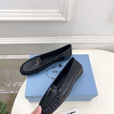 PRADA 普拉达 26𝐬𝐬 🌈2026春夏新品 专柜走秀款 经典字母褶皱平底乐福鞋系列〰◽鞋面:原版 PRADA 普拉达 26𝐬𝐬 🌈2026春夏新品 专柜走秀款 经典字母褶皱平底乐福鞋系列〰◽鞋面:原版