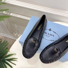 PRADA 普拉达 26𝐬𝐬 🌈2026春夏新品 专柜走秀款 经典字母褶皱平底乐福鞋系列〰◽鞋面:原版 PRADA 普拉达 26𝐬𝐬 🌈2026春夏新品 专柜走秀款 经典字母褶皱平底乐福鞋系列〰◽鞋面:原版