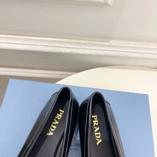 PRADA 普拉达 26𝐬𝐬 🌈2026春夏新品 专柜走秀款 经典字母褶皱平底乐福鞋系列〰◽鞋面:原版 PRADA 普拉达 26𝐬𝐬 🌈2026春夏新品 专柜走秀款 经典字母褶皱平底乐福鞋系列〰◽鞋面:原版