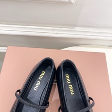 Miu Miu | 缪缪 26𝐬𝐬🖤2026早秋新品 专柜主打最新走秀款一脚蹬弹力带玛丽珍芭蕾舞鞋 火 Miu Miu | 缪缪 26𝐬𝐬🖤2026早秋新品 专柜主打最新走秀款一脚蹬弹力带玛丽珍芭蕾舞鞋 火