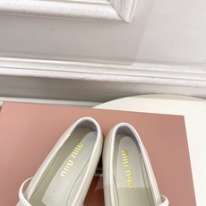Miu Miu | 缪缪 26𝐬𝐬🖤2026早秋新品 专柜主打最新走秀款一脚蹬弹力带玛丽珍芭蕾舞鞋 火 Miu Miu | 缪缪 26𝐬𝐬🖤2026早秋新品 专柜主打最新走秀款一脚蹬弹力带玛丽珍芭蕾舞鞋 火