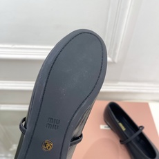 Miu Miu | 缪缪 26𝐬𝐬🖤2026早秋新品 专柜主打最新走秀款一脚蹬弹力带玛丽珍芭蕾舞鞋 火 Miu Miu | 缪缪 26𝐬𝐬🖤2026早秋新品 专柜主打最新走秀款一脚蹬弹力带玛丽珍芭蕾舞鞋 火