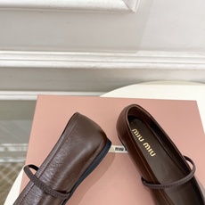 Miu Miu | 缪缪 26𝐬𝐬🖤2026早秋新品 专柜主打最新走秀款一脚蹬弹力带玛丽珍芭蕾舞鞋 火 Miu Miu | 缪缪 26𝐬𝐬🖤2026早秋新品 专柜主打最新走秀款一脚蹬弹力带玛丽珍芭蕾舞鞋 火