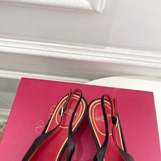 Valentino 华伦天奴 26𝐬𝐬2026春夏新品金属小V扣尖头猫跟后空凉鞋上新☑️———————— Valentino 华伦天奴 26𝐬𝐬2026春夏新品金属小V扣尖头猫跟后空凉鞋上新☑️————————