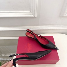 Valentino 华伦天奴 26𝐬𝐬2026春夏新品金属小V扣尖头猫跟后空凉鞋上新☑️———————— Valentino 华伦天奴 26𝐬𝐬2026春夏新品金属小V扣尖头猫跟后空凉鞋上新☑️————————